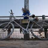 Le ghost bikes presenti a Bari sono state dipinte dai ragazzi della comunit� educativa penale Chiccolino: tutti giovani che stanno cercando di riabilitarsi dopo aver riportato condanne penali. A completarle ci hanno poi pensato parenti e amici delle vittime che hanno realizzato delle targhe con frasi e nomi dei loro cari
